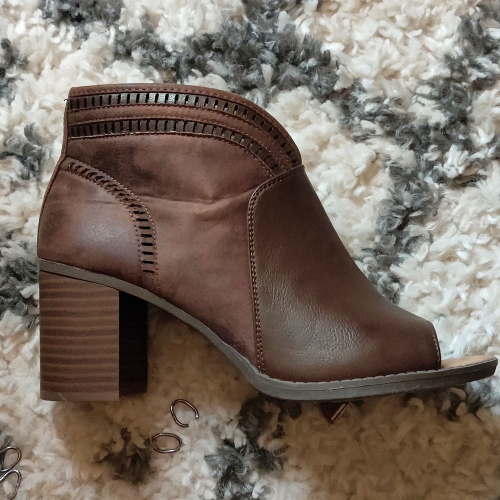 Avenue Booties size 8W
